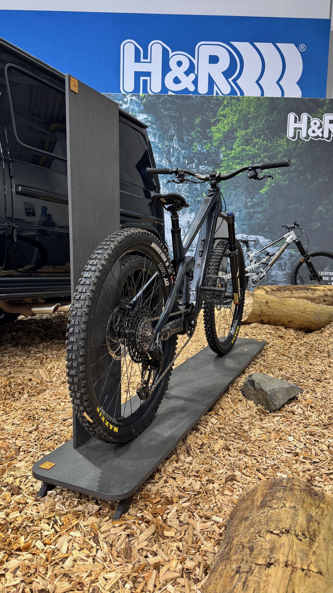 H&R Performance Springs — Custom Display-Möbel mit Mountainbike am H&R-Messestand